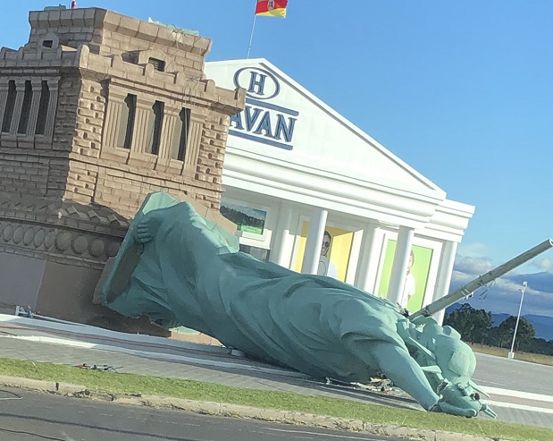 Estátua da Havan foi derrubada pelos ventos fortes trazidos por ciclone ao Litoral gaúcho Estátua da Havan foi derrubada pelos ventos fortes trazidos por ciclone ao Litoral gaúcho
