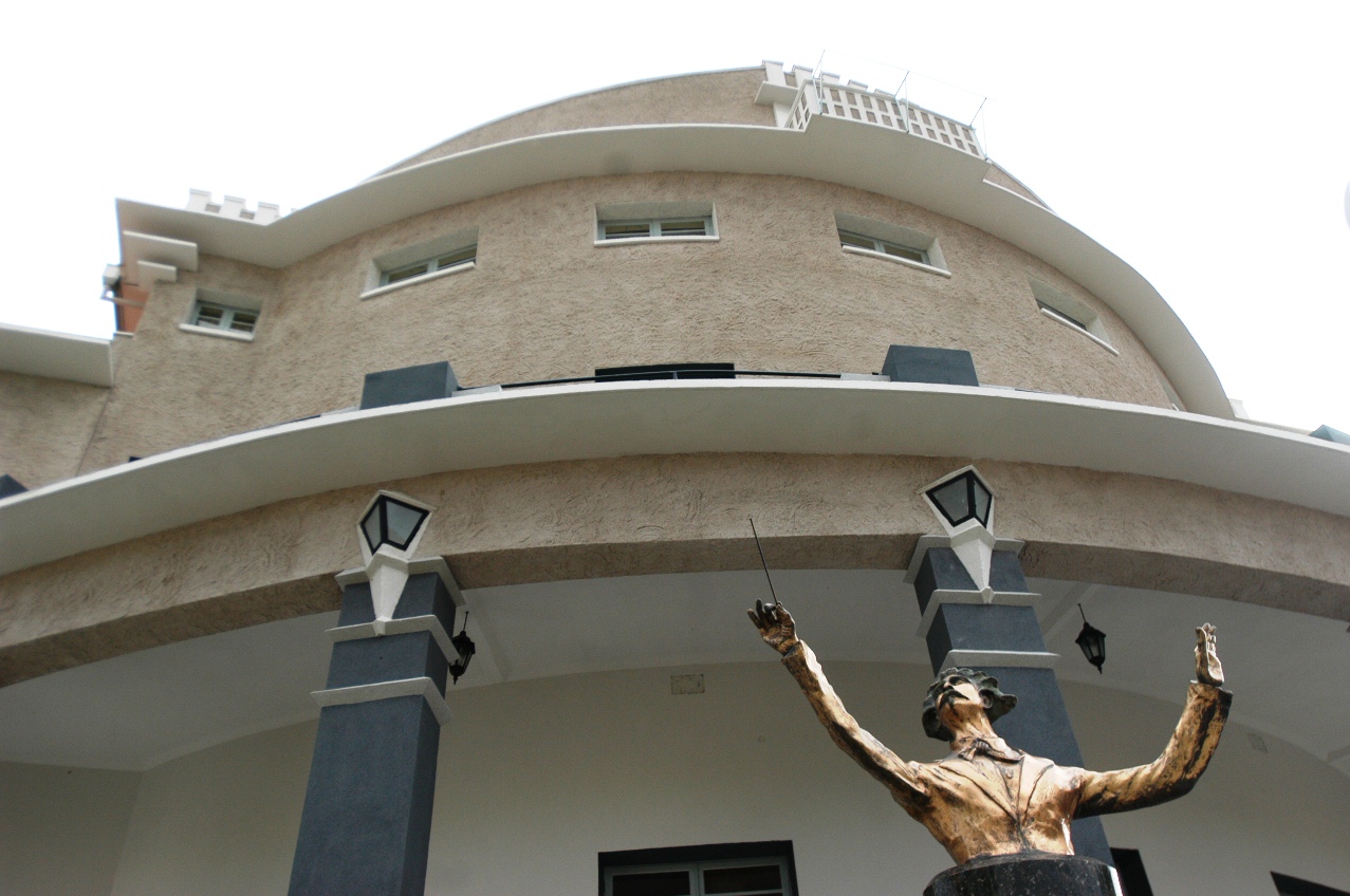 Estátua presta homenagem ao maestro, em frente ao teatro fachado-teatro-carlos-gomes