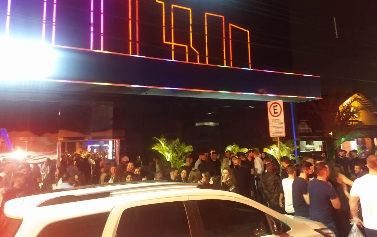 Balada no Centro de Rio do Sul reunia dezenas de pessoas na noite deste sábado Balada no Centro de Rio do Sul reunia dezenas de pessoas na noite deste sábado