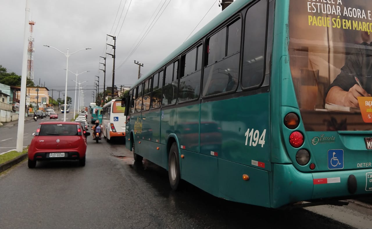 Fila na Avenida Ivo Silveira com as obras no final da via
