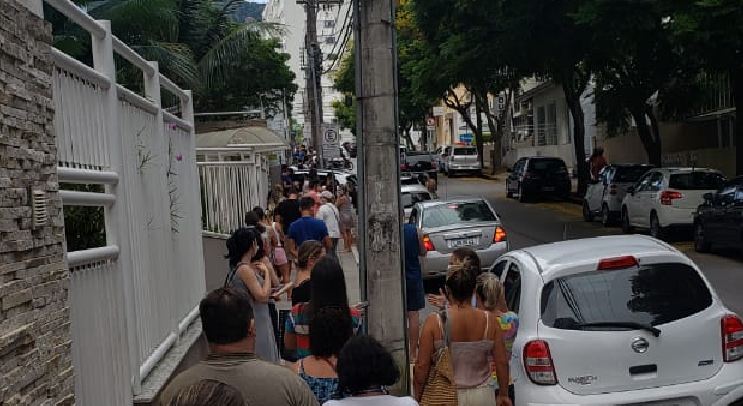 Fila no Centro de Florianópoilis Fila no Centro de Florianópoilis
