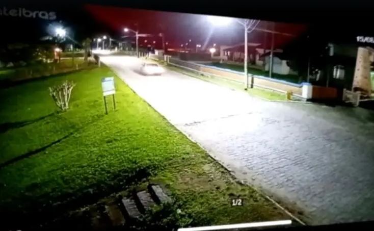 Vídeo flagrou a fuga do suspeito do crime em Tubarão, no Sul de SC Segundo a PM, suspeito do crime é adolescente de 16 anos