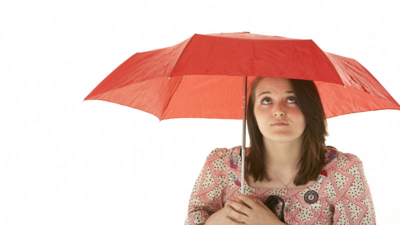 Mulher com o guarda chuva aberto