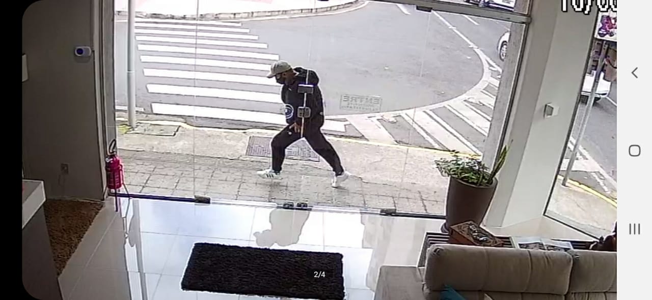 Momento em que o autor do crime sai do prédio Momento em que o autor do crime sai do prédio