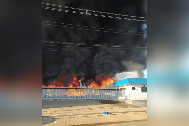 Toda a área ao redor da indústria foi evacuada  Toda a área ao redor da indústria foi evacuada