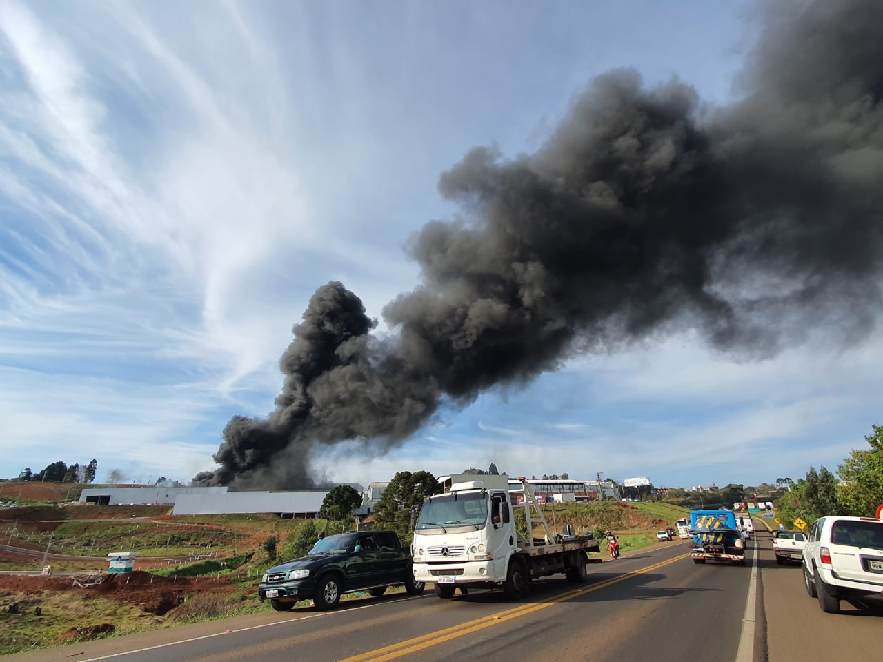 Combate as chamas já dura mais de três horas Combate as chamas já dura mais de três horas