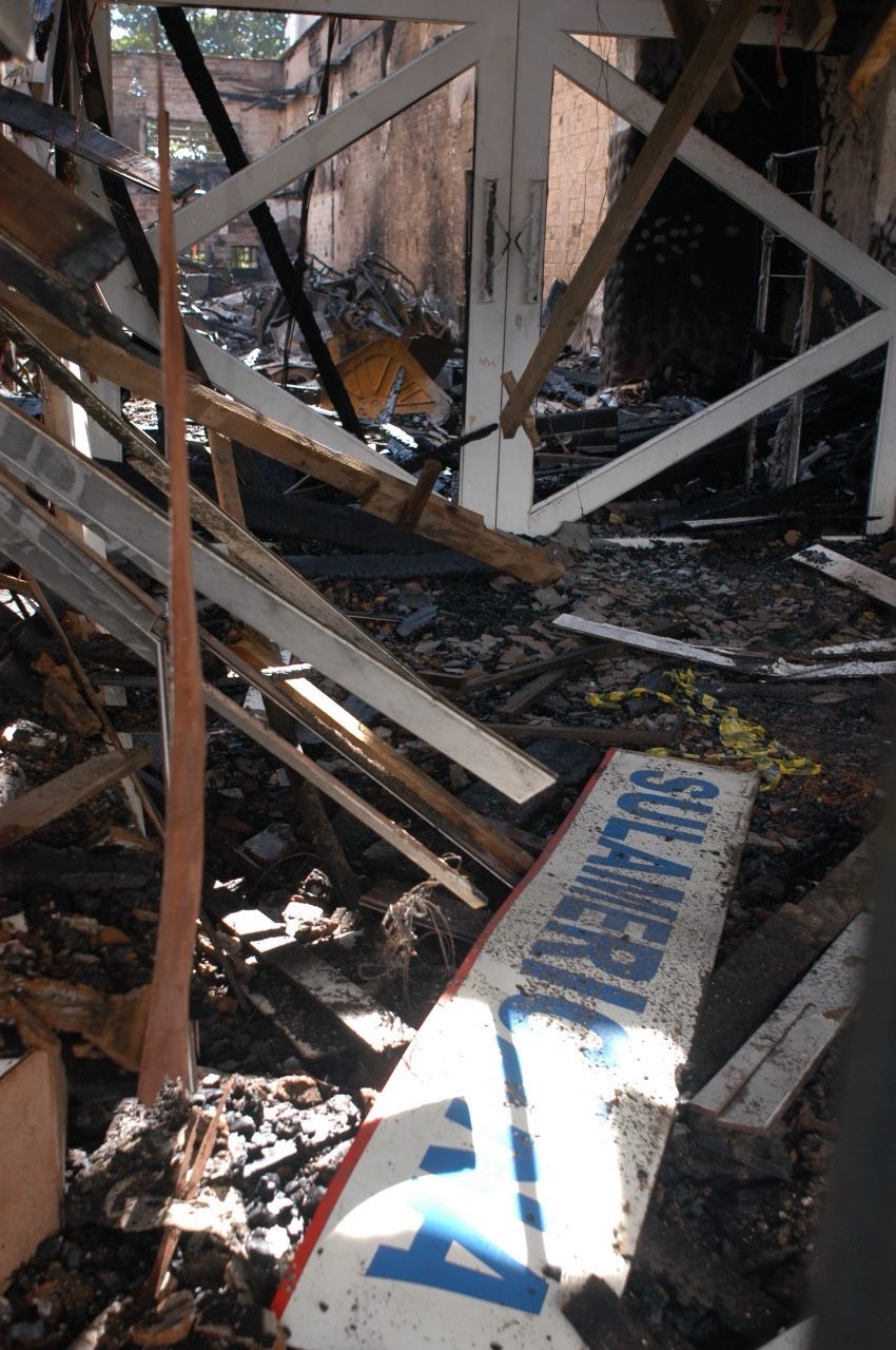 Prejuízo foi causado por um andarilho que pôs fogo numa lixeira