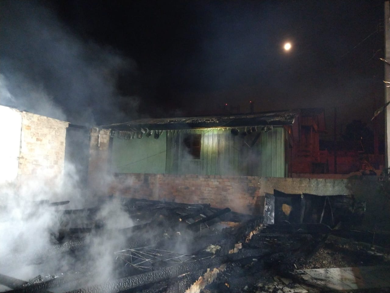 Fogo atingiu também a casa vizinha, que ficou danificada fogo
