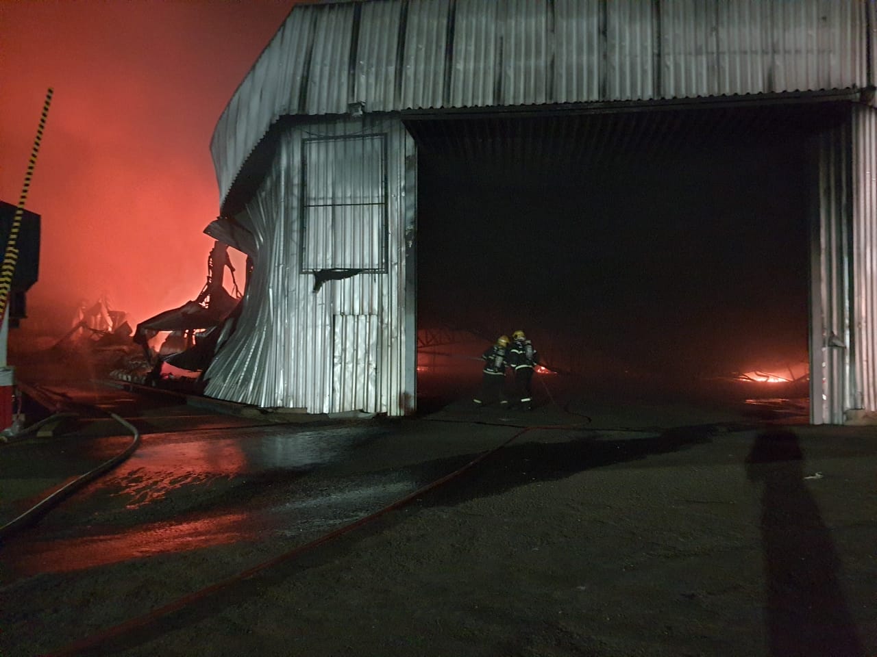 Às 21h50min chamas ainda eram altas e equipes ainda combatiam o incêndio Às 21h50min chamas ainda eram altas e equipes ainda combatiam o incêndio