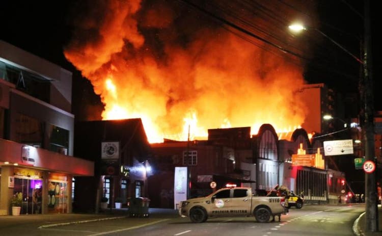 Espaço abrigava estabelecimentos comerciais