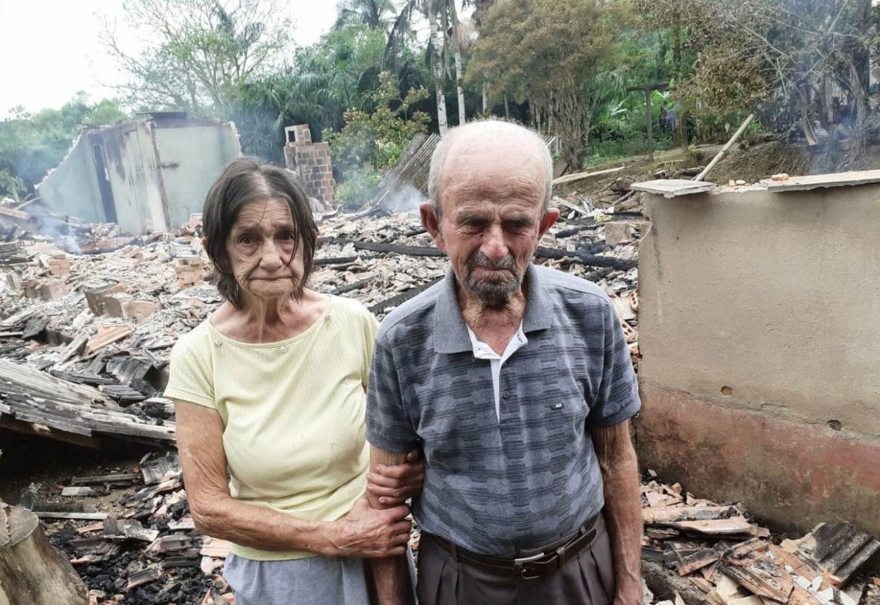 Catarina e Sebastião após o incêndio que destruiu a casa dos idosos em Garuva Catarina e Sebastião após o incêndio que destruiu a casa dos idosos em Garuva