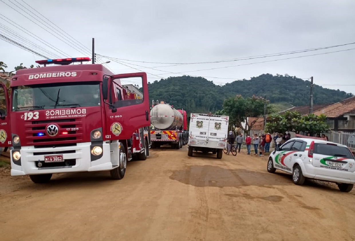 Incêndio aconteceu na rua Angelina de Toffol Incêndio aconteceu na rua Angelina de Toffol