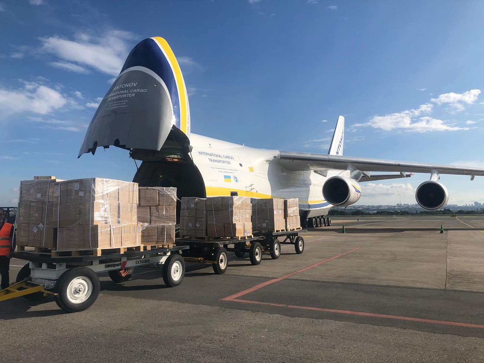 Avião traz máscaras para o Brasil