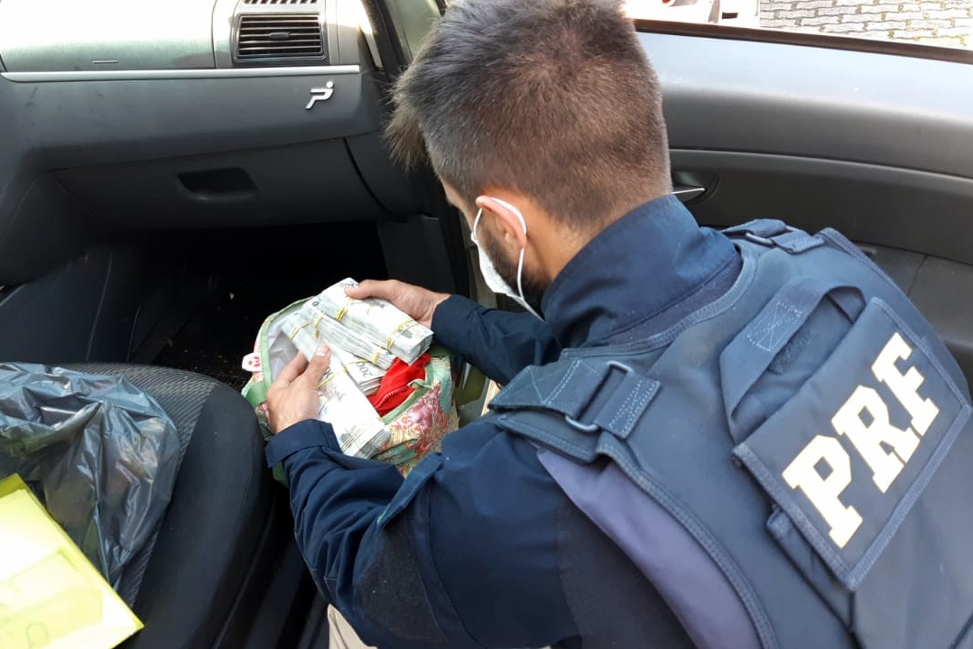Cédulas falsas estavam em sacolas no assoalha do carro Cédulas falsas estavam em sacolas no assoalha do carro