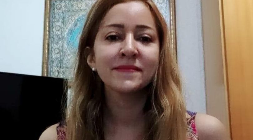 Jânia é pesquisadora do Laboratório de Estudos da Violência da Universidade Federal do Ceará mulher de cabelos longos de vestido sentada de frente para a camera