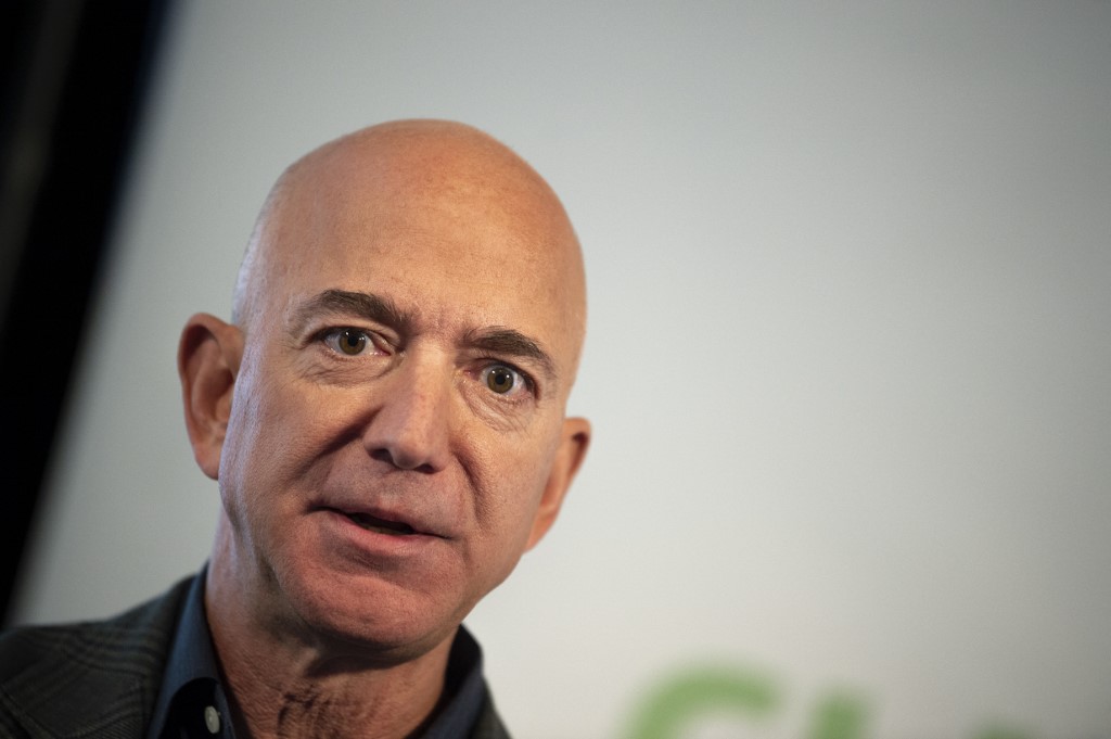 Bezos deixa o cargo de CEO da Amazon, mas permanece como presidente executivo do conselho de administração da empresa Jeff Bezos retrato com fundo branco
