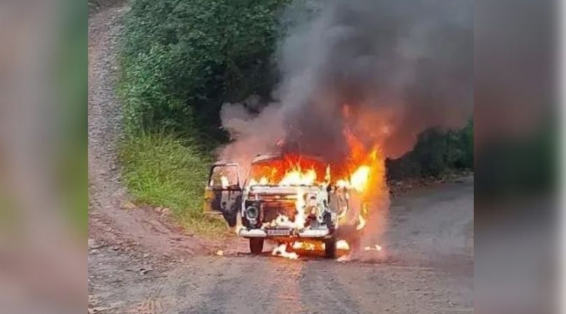 Suspeitas são de que fogo tenha começado na parte de trás do veículo kombi escolar pega fogo em Concórdia