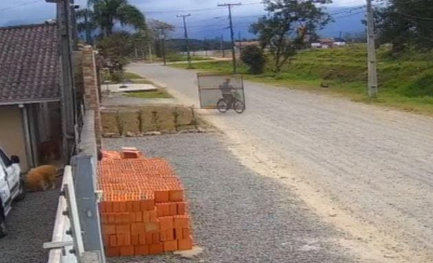 Homem saiu carregando o portão em uma bicicleta Homem saiu carregando o portão em uma bicicleta