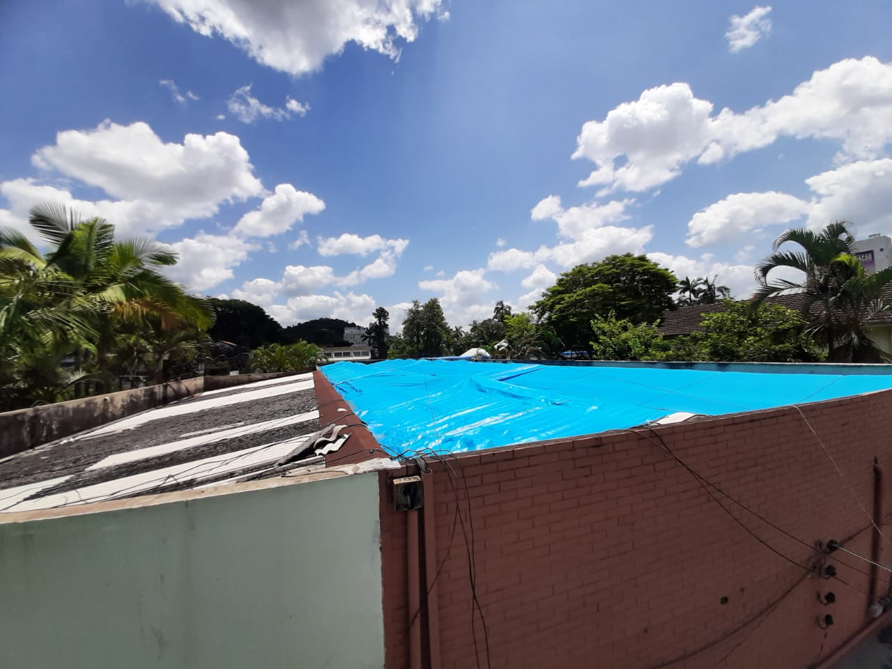 Lonas cobrem estrutura da escola Machado de Assis Lonas cobrem estrutura da escola Machado de Assis