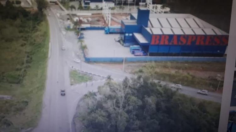 Motoristas passam reto na curva do acesso à SC-108 Motoristas passam reto na curva do acesso à SC-108