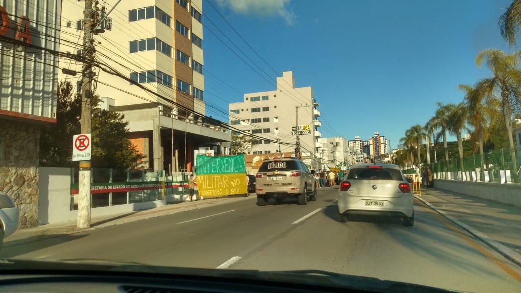Manifestação em Florianópolis pede a intervenção militar Manifestação em Florianópolis pede a intervenção militar