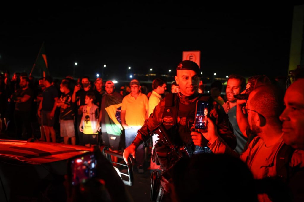 Durante a madrugada, bolsonaristas continuaram tentando forçar a ida ao STF