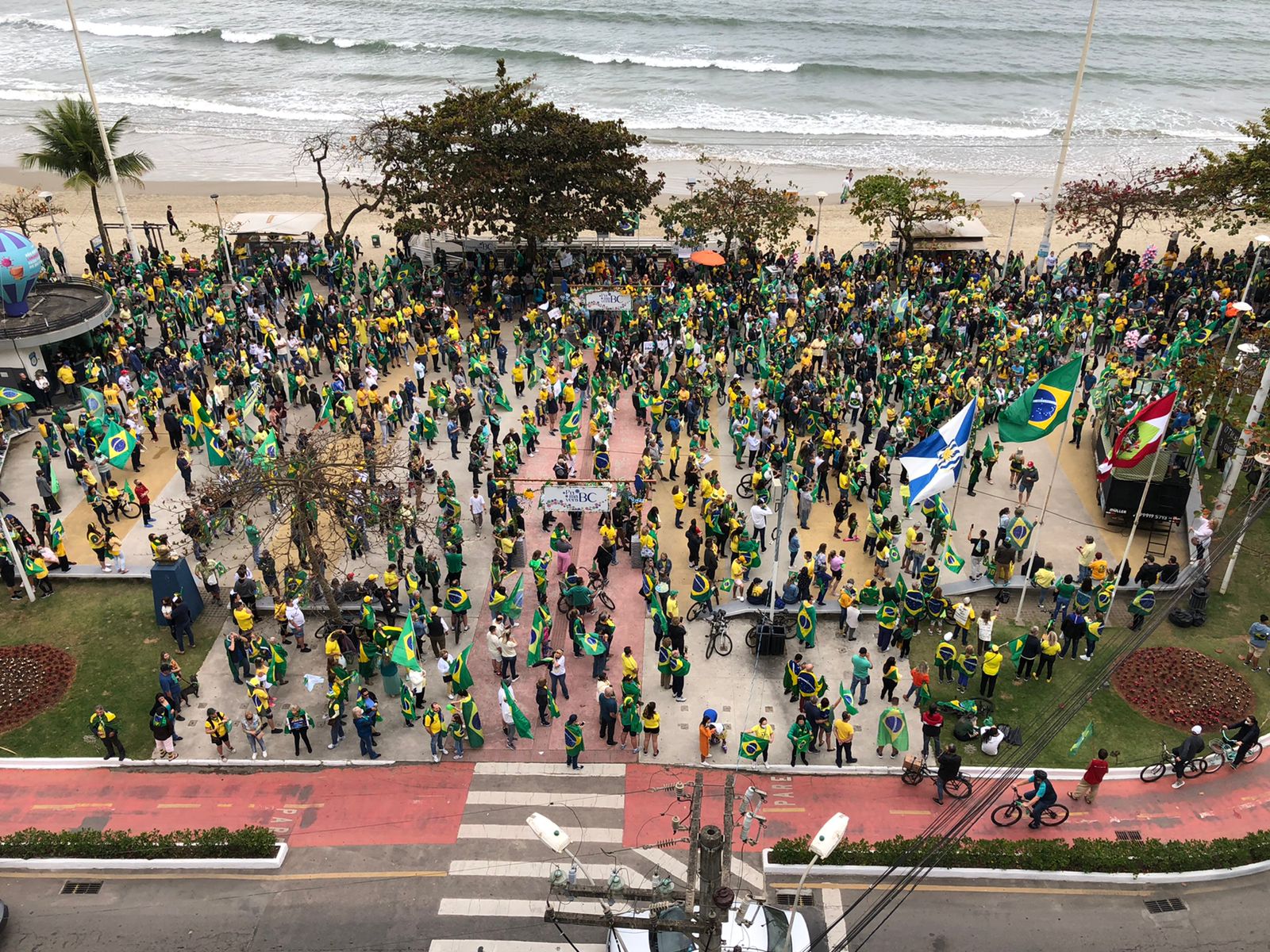 Manifestantes chegaram à Praça Almirante Tamandaré perto das 14h