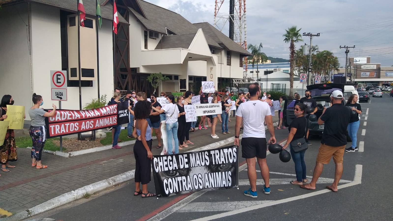 Manifestação contra maus-tratos em Indaial Manifestação contra maus-tratos em Indaial