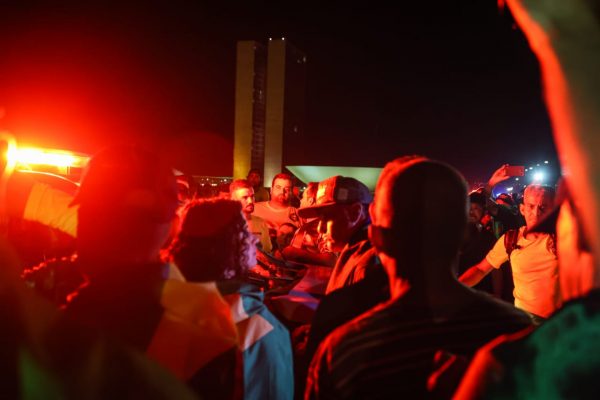 Manifestantes tentarem furar o bloqueio dos policiais