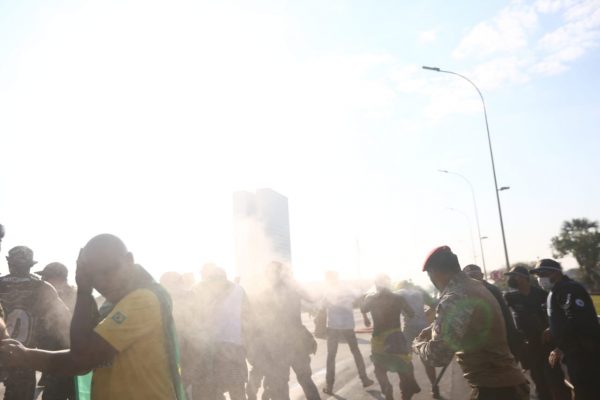 Polícia usou spray de pimenta para conter manifestantes na Esplanada