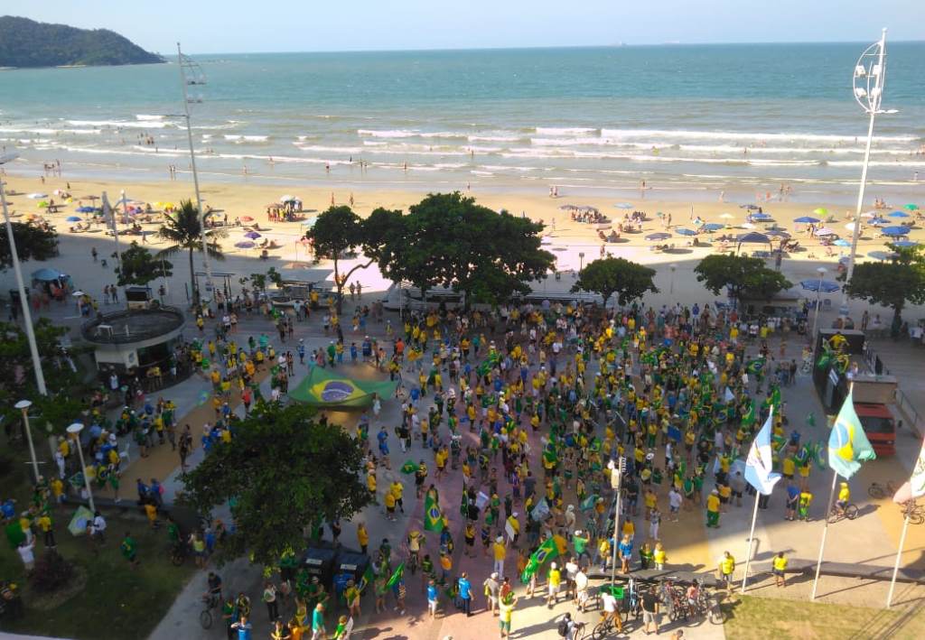 Grupo se reuniu na praça Almirante Tamandaré Grupo se reuniu na praça Almirante Tamandaré