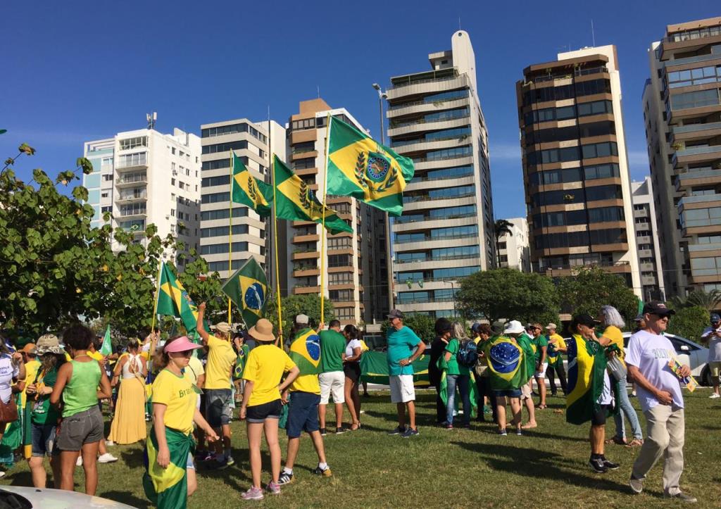 Grupo se reúne na avenida Beira Mar Grupo se reúne na avenida Beira Mar