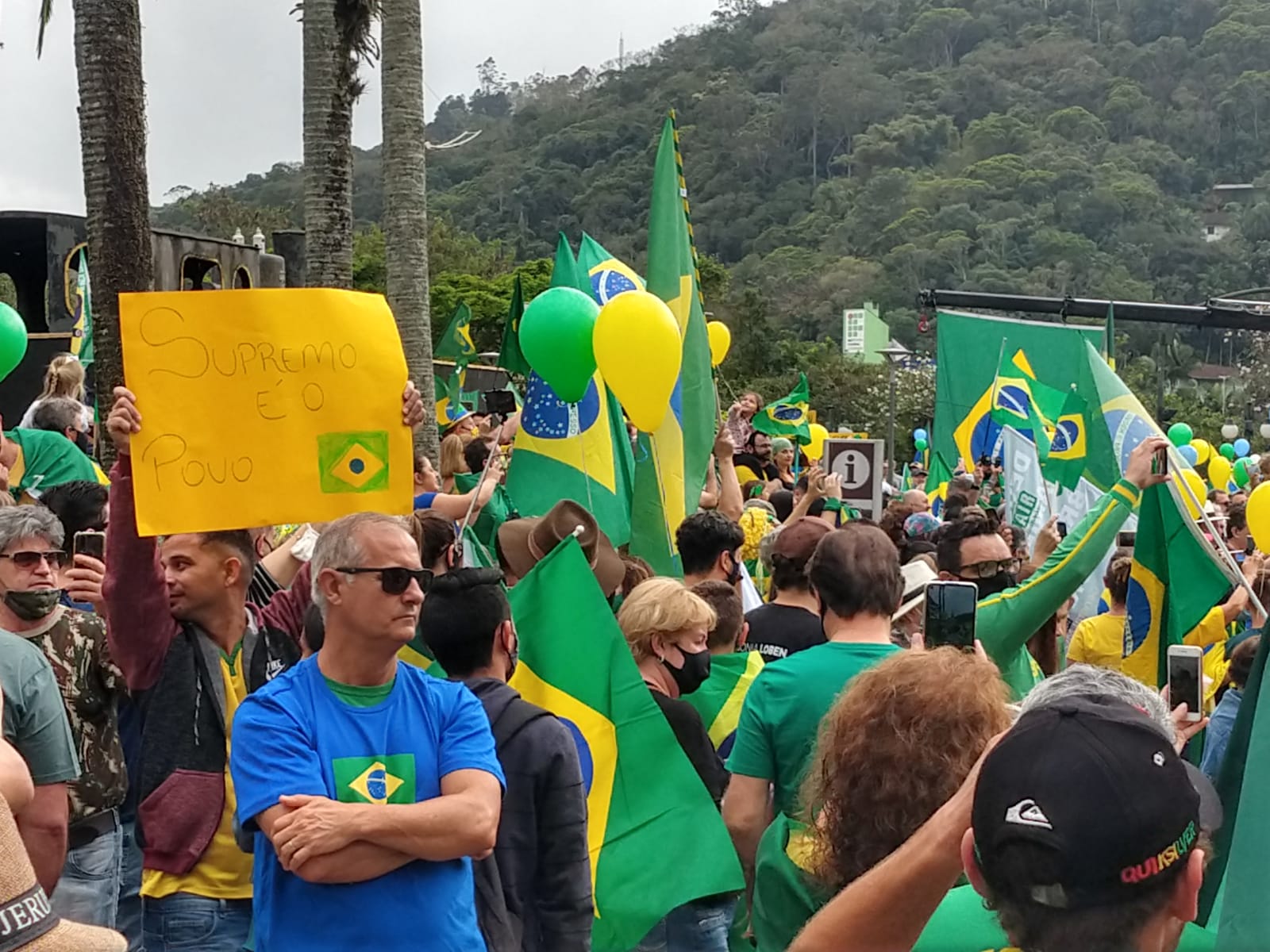 Moradores chegaram à praça perto das 10h