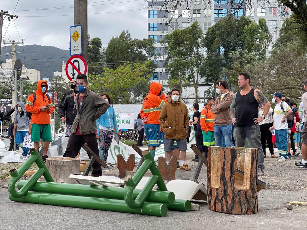 Manifestantes criam bloqueio para impedir entrada de caminhões terceirizados