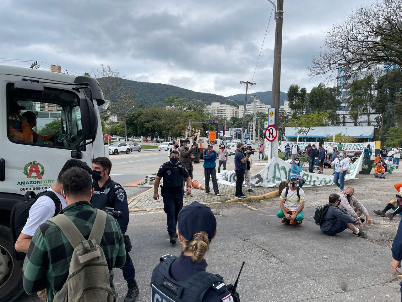 Manifestantes e Guarda Municipal de Florianópolis durante o protesto