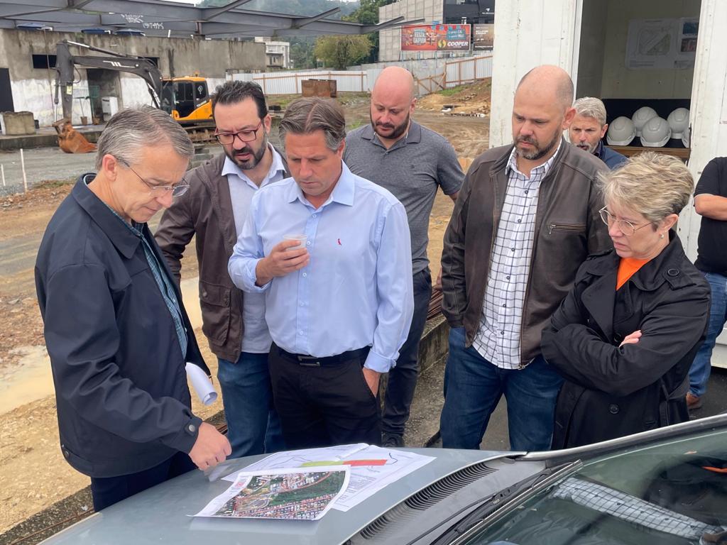 Prefeito, vice e comitiva de secretários analisaram áreas na semana passada Prefeito, vice e comitiva de secretários analisaram áreas na semana passada