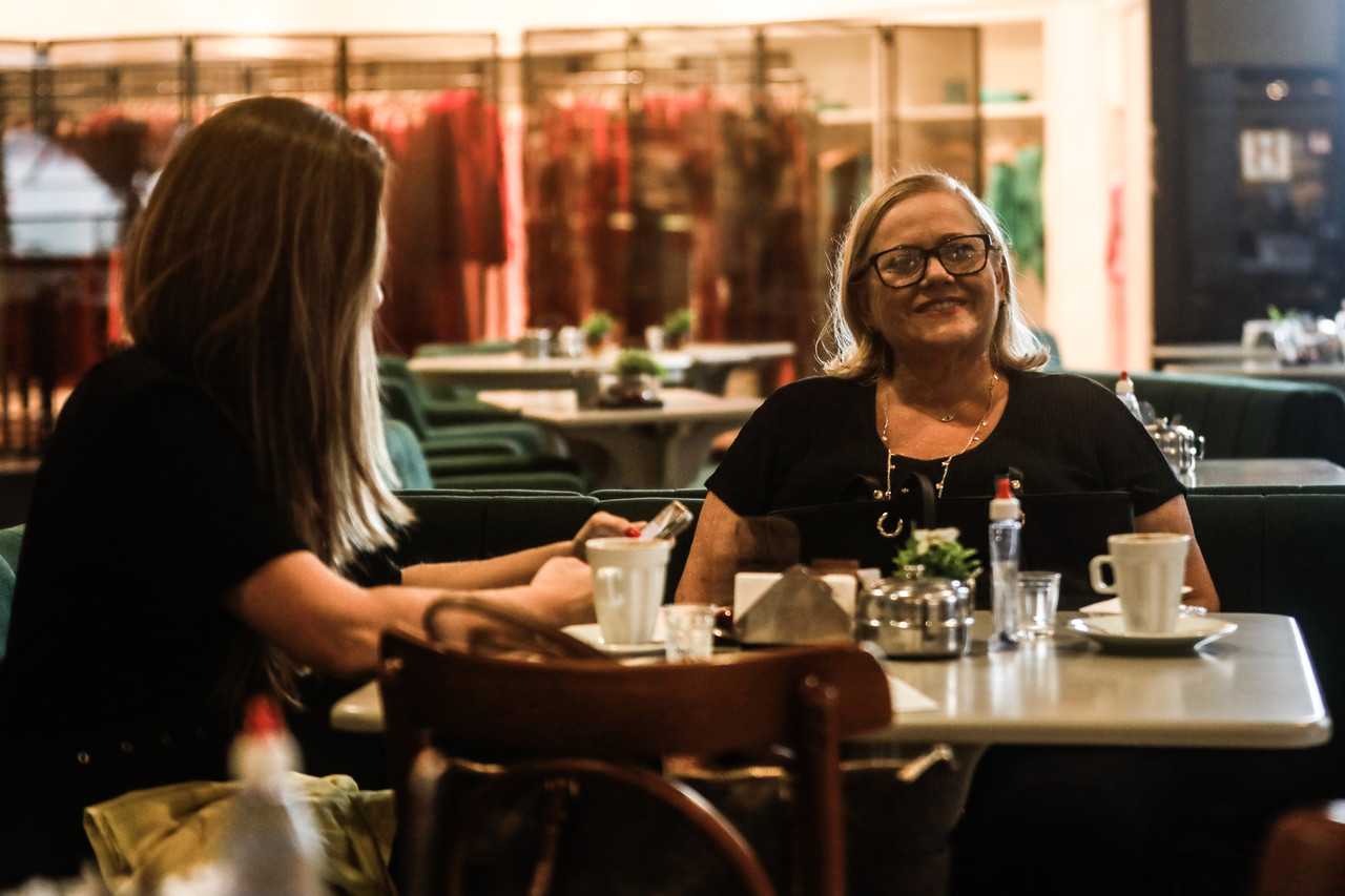 Edinéia de Oliveira diz estar aliviada com a liberação do uso de máscaras Aposentada em café dentro de shopping em Florianópolis
