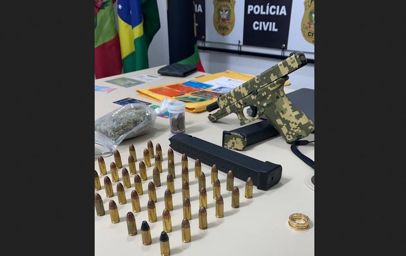 Armas de uso restrito, munições, droga, dinheiro e carros foram apreendidos Armas de uso restrito, munições, droga, dinheiro e carros foram apreendidos