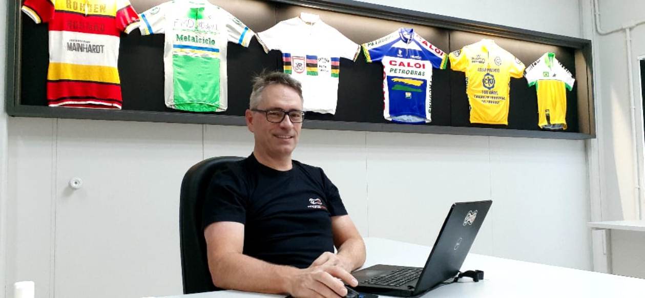 Ex-atleta olímpico do ciclismo, Márcio May virou empresário e comanda uma empresa, em Brusque, que produz roupas para os amantes de ciclismo mercado-bicicletas-marcio-may