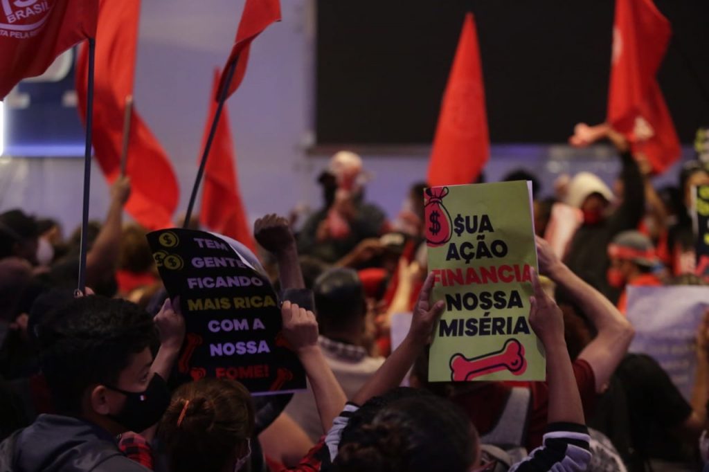 Manifestantes em ato pacífico na B3, no centro de São Paulo