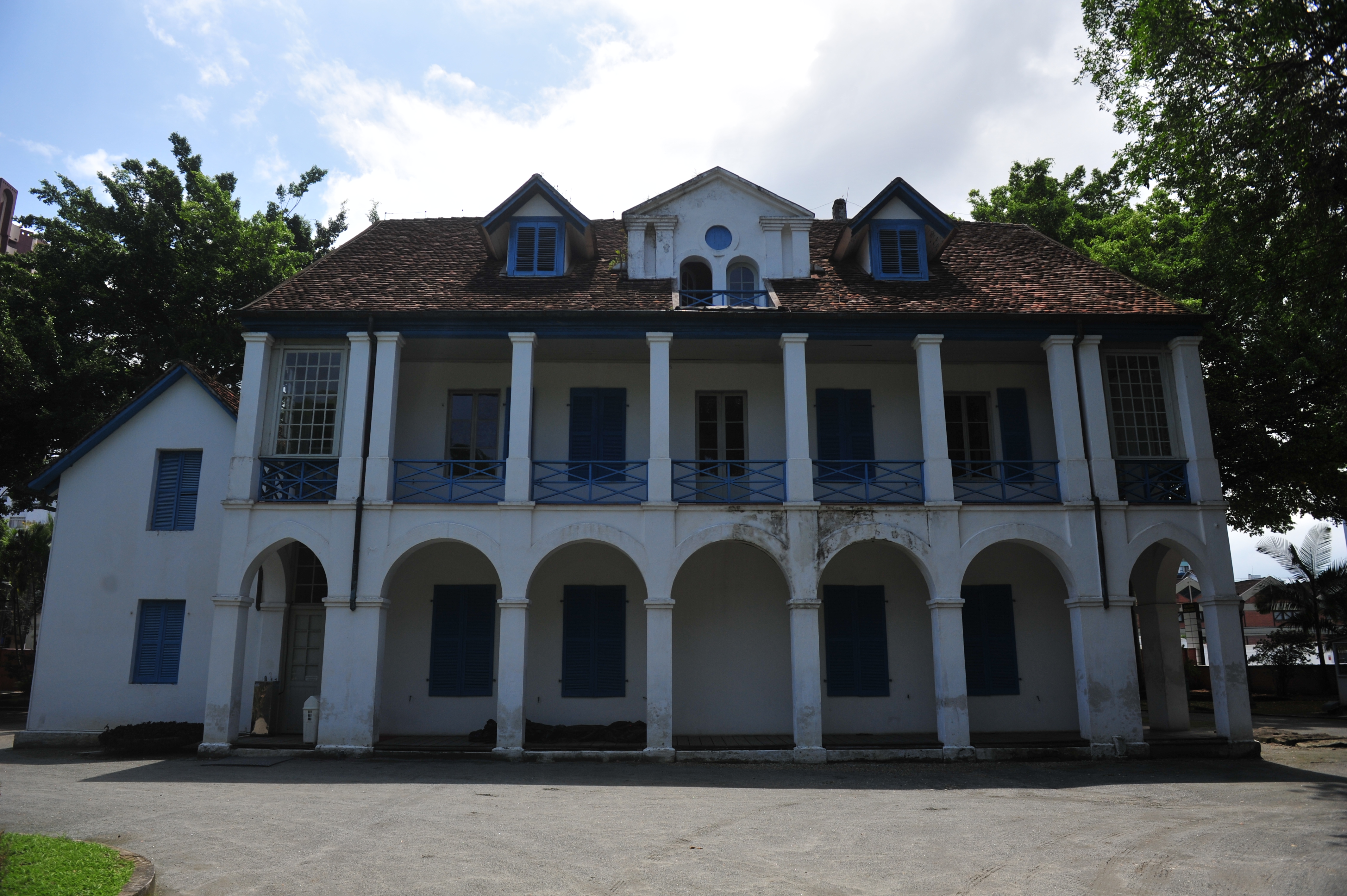 Nos fundos, haverá a construção de um elevador foto mostra o casarão principal visto pelos fundos