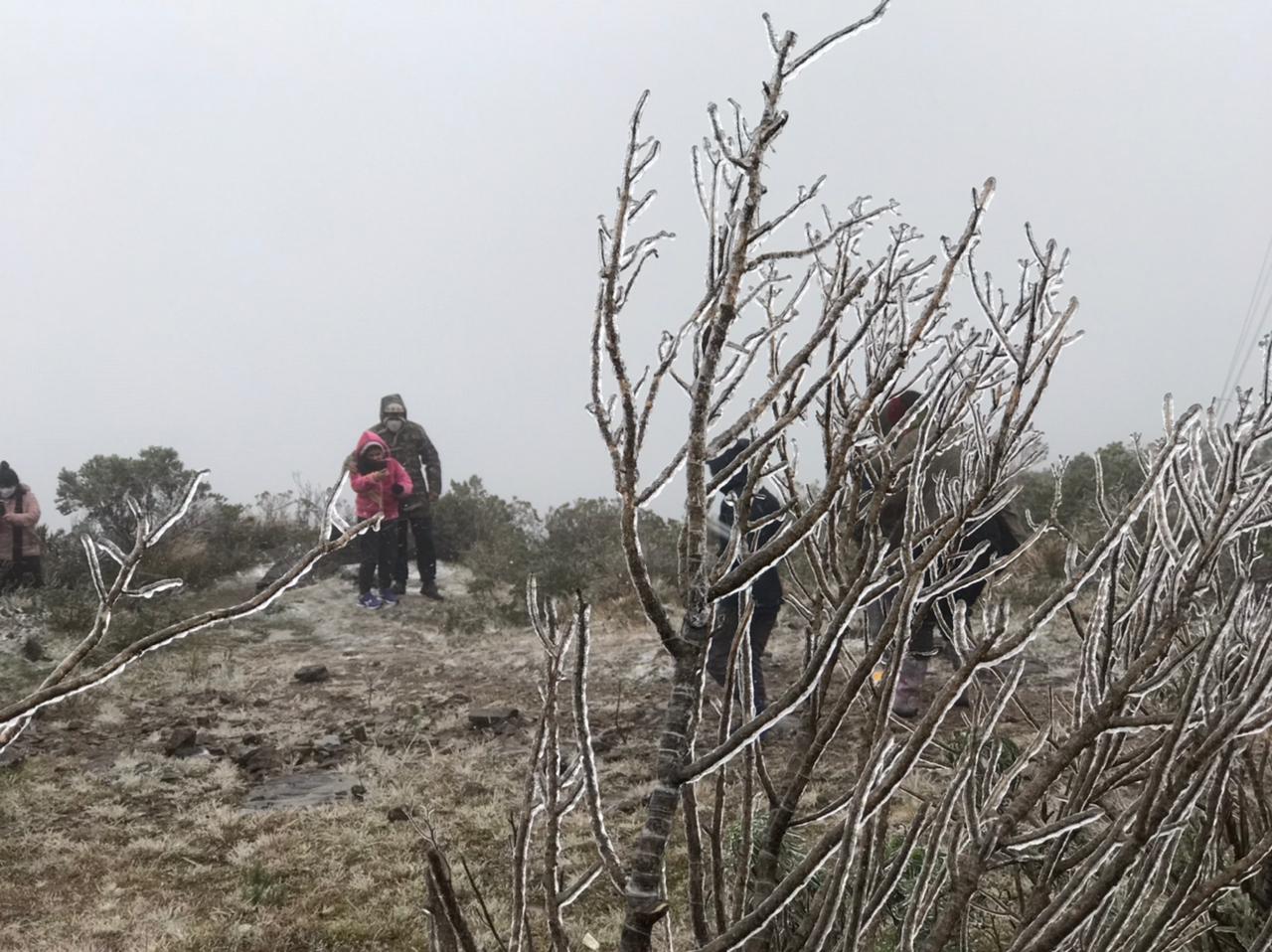 Frio, vento e neve no Morro das Torres, entre Urupema e Rio Rufino Frio, vento e neve no Morro das Torres, entre Urupema e Rio Rufino