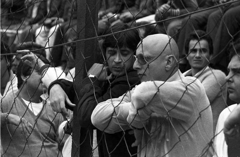 Amigos assistindo a partida no Estádio Adolfo Konder Amigos assistindo a partida de futebol
