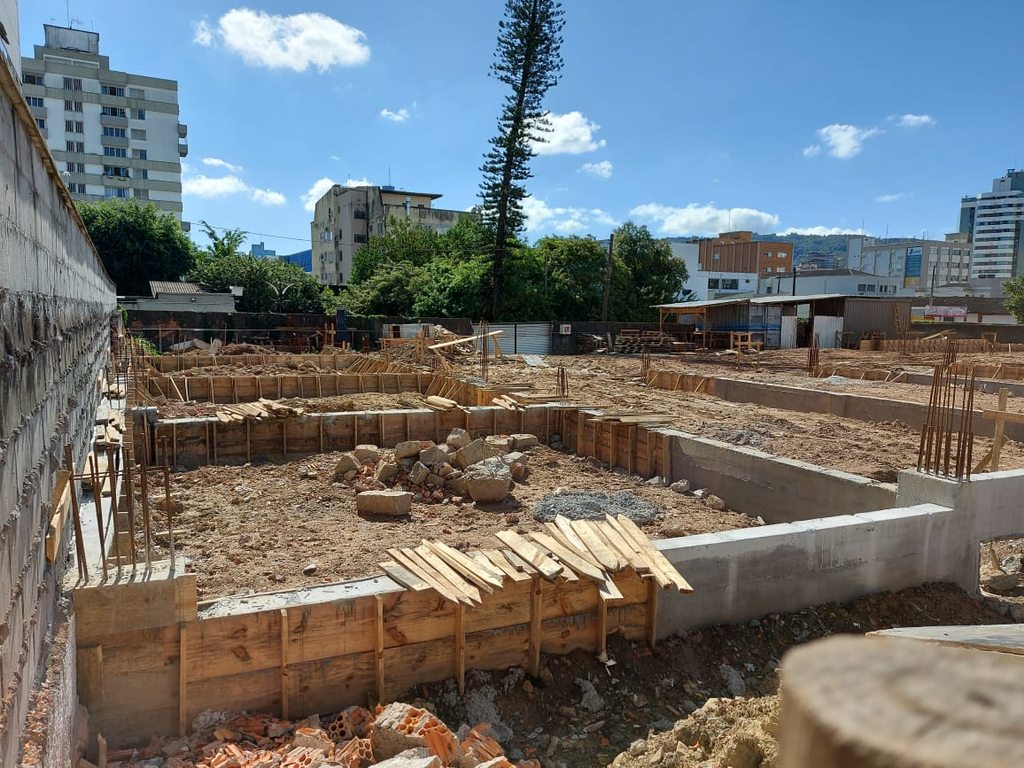 A base da construção de uma das novas lojas da Avenida Centenário A base da construção de uma das novas lojas da Avenida Centenário