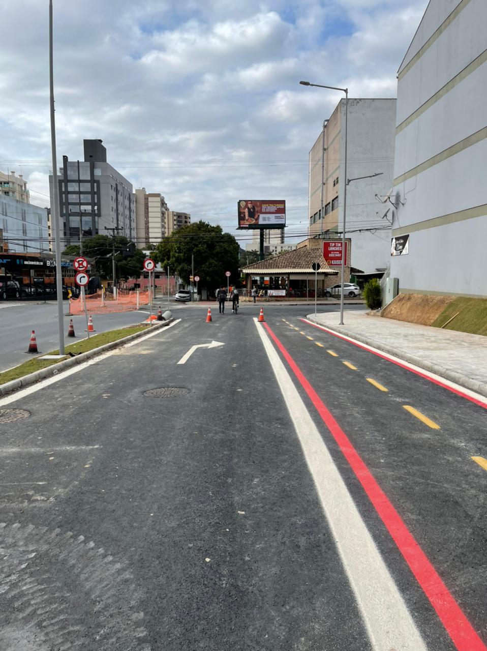 Na chegada à Ponta Aguda, o sentido obrigatório continua sendo à direita Na chegada à Ponta Aguda, o sentido obrigatório continua sendo à direita