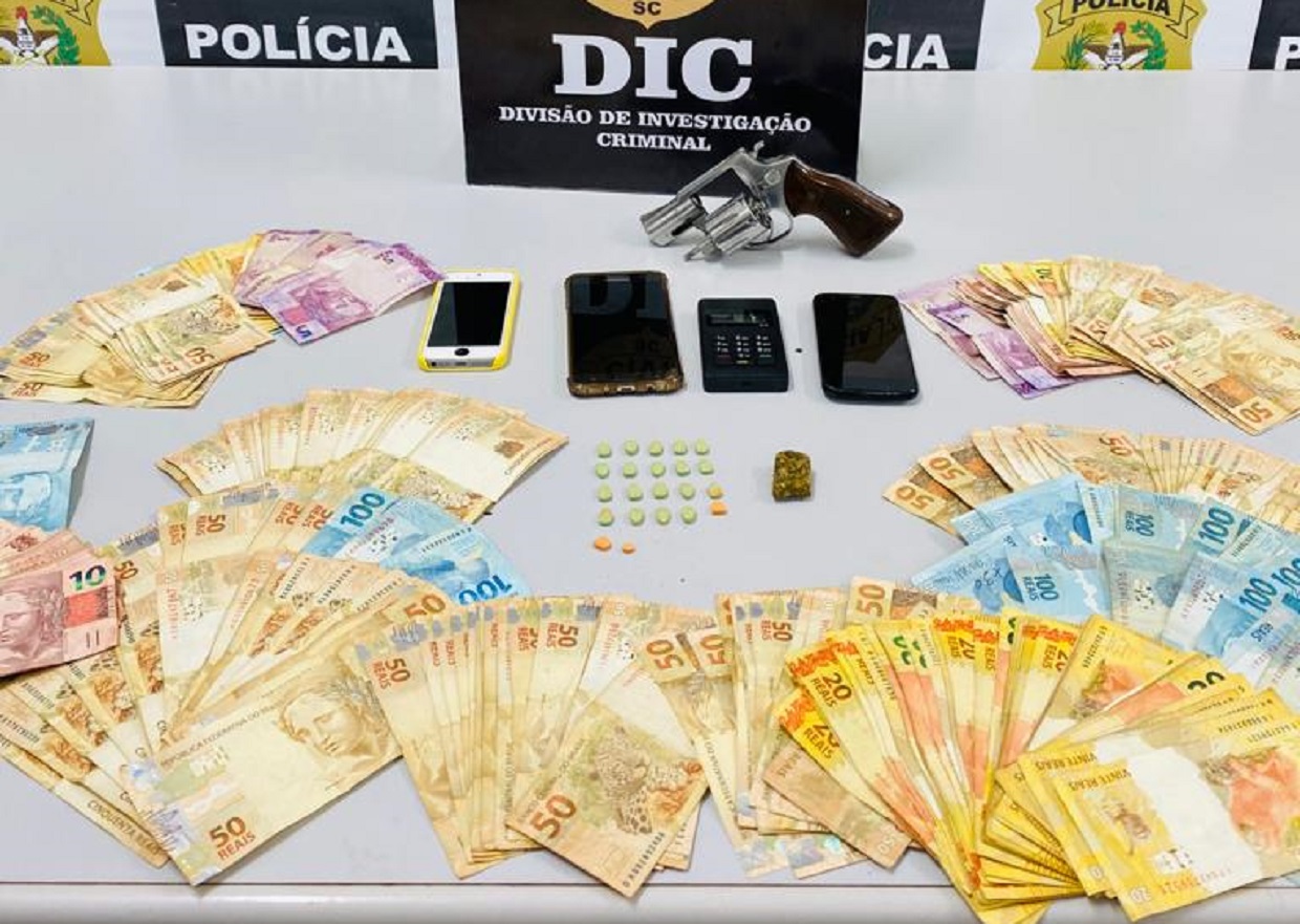 Arma, dinheiro, drogas e celulares apreendidos na operação em Joinville