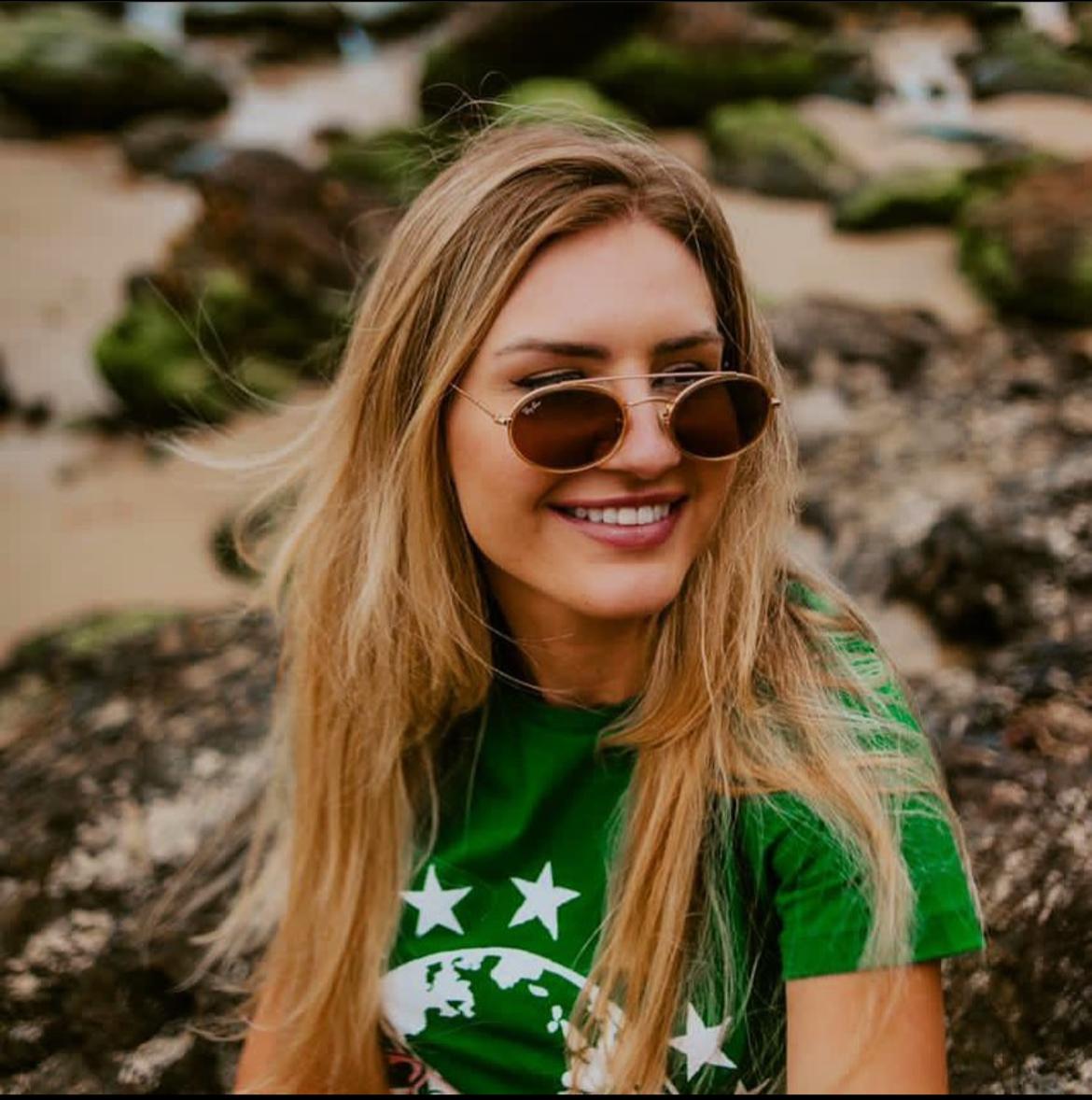 Modelo oval da Ray-Ban Óticas Carol
