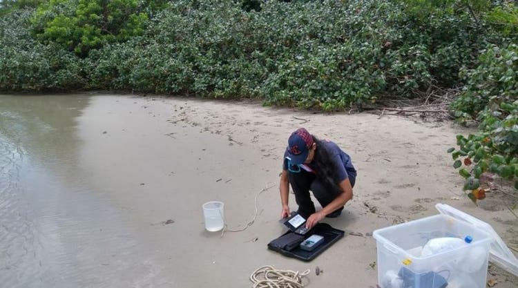 Pesquisadores da UFSC analisam a água da Lagoa do Peri Pesquisadores da UFSC analisam a água da Lagoa do Peri