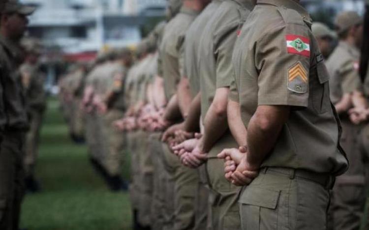 Texto do deputado Marcius Machado (PL) diminui em cinco centímetros a estatura para os interessados nos concursos das duas corporações Polícia Militar de SC