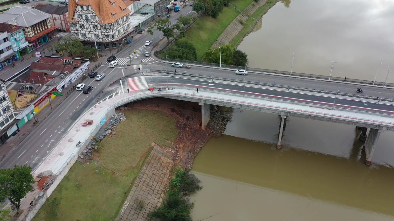 Uma sinaleira será implantada no encontro da ponte antiga com a Beira-Rio Uma sinaleira será implantada no encontro da ponte antiga com a Beira-Rio